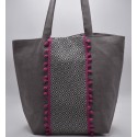 Sac Saint Tropez taupe avec des motifs en chevron et pompons rose fushia